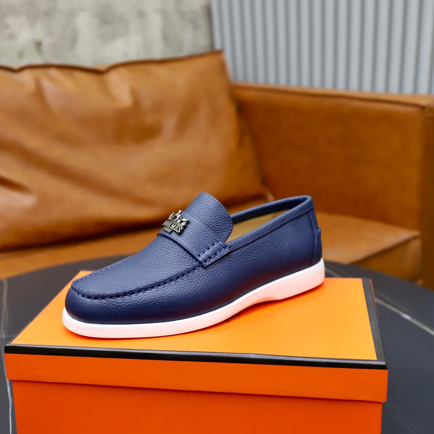 Ex-factory price: 560💰Hermès/Hermès slip-on men's shoes. This shoe is made of imported pebbled cowhide. It has simple and smooth lines and is combined with aerodynamically designed 3CM rubber foam ultra-light soles! Youthful and fashionable, classic H-shaped hardware buckle decoration, calf lining gently wraps the feet, with logo cowhide feet, casual and urban style, highlighting youthful vitality, sports and leisure version, super versatile, code number: 38-39-40-41-42-43-44 standard leather shoe size (45 can be customized but does not support returns)